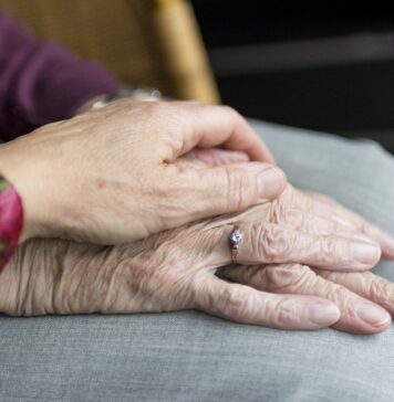 Nezanesljiv sistem za dolgotrajno oskrbo v Sloveniji: Kdo bo odgovarjal?