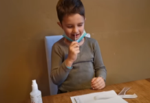 (Video) Strah je odveč: Sedemletnik pokazal kako enostavno je samotestiranje