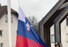 Ob Dnevu samostojnosti in enotnosti na poslankino pobudo na osrednjem trgu izobesili slovensko zastavo tudi v tem kraju
