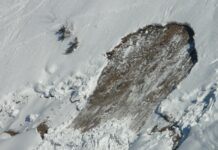 Na Tolstem vrhu snežni plaz zasul planinca