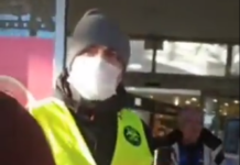 (Video) Zaradi PCT-ja incident pred trgovskim centrom: Varnostnik na spletu požel kupe pohval