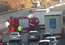 Na avtocesti huda nesreča s smrtnim izidom: S Twingom silovito v tovornjak