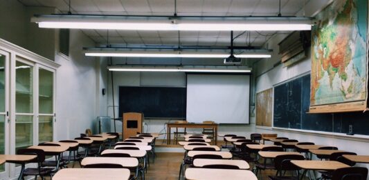 Šole preplavljene z grožnjami o bombah: Evakuacije kljub nizkemu tveganju #foto