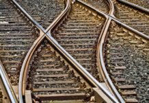 Vlak trčil v kolesarko, ki je na kraju nesreče umrla