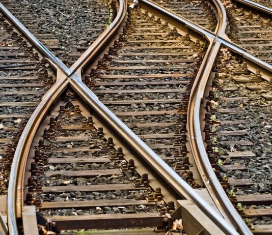 V Ljubljani iztiril potniški vlak, poškodovanih ni