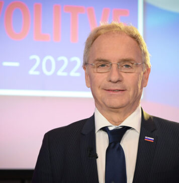 Preiskava na domu nekdanjega ministra Aleša Hojsa: Politična igra ali zakonit postopek?