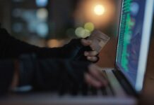 V lanskem letu spletni prevaranti žrtve ogoljufali za več kot 12 mio evrov