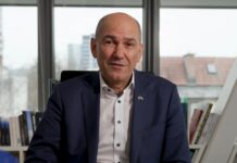 Za plačilo sodnih stroškov je Janša ponudil več predmetov #foto