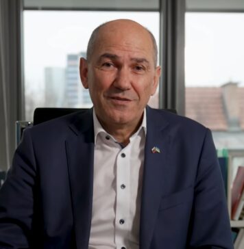 Za plačilo sodnih stroškov je Janša ponudil več predmetov #foto