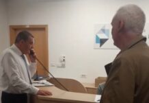 (Video) Protivladni aktivist in zanikovalec virusa Ladislav Troha vdrl na DVK, posredovala je policija