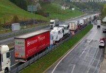 Polna zapora štajerske avtoceste: V hudi prometni nesreči dve osebi izgubili življenje, več poškodovanih