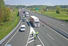 Štajerska avtocesta zaprta: Trčilo več tovornih vozil, ena oseba izgubila življenje