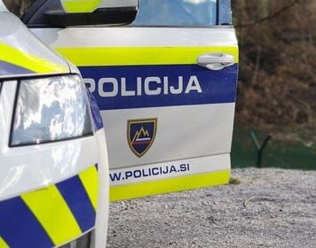 Sopotnica v vozilu je hudo poškodovana in se bori za življenje