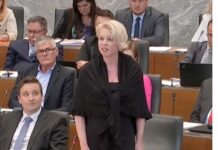 Se predsednica državnega zbora kljub “svobodi” koga boji? Poglejte kaj si je postavila pred pisarno
