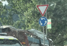 (Foto) Pobegli pujsi: V Celju se je prevrnil tovornjak na katerem je bilo preko 60 prašičev