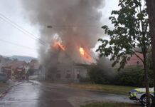 (Foto) Zagorela hiša, udarila naj bi strela