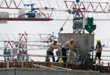 Delavec na gradbišču omahnil tri metre v globino in se huje poškodoval