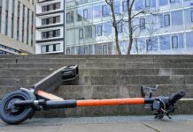 Trčila voznik e-skiroja in peška, policisti iščejo očividce