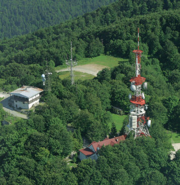 Gorska nesreča na Krimu: Hudo poškodovanega plezalca odpeljal helikopter