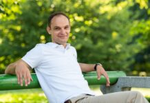 (Video) Tega o dr. Anžetu Logarju zagotovo še niste vedeli: Med drugim razkril tudi kje je doživel prvi poljub