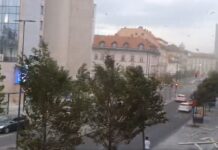 (Video) Močna nevihta tudi v prestolnici: Veter podiral drevesa in odnesel del gradbenega odra