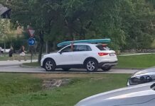 Saj ni res, pa je! SUP desko prevažal na avtomobilu in jo držal le z roko