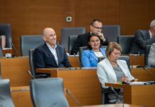 (Foto, Video) V državnem zboru je lahko tudi sproščeno: Poglejte simpatičen TikTok video, ki so ga posneli poslanci SDS