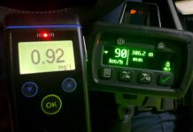 Vozil prehitro in pod vplivom alkohola, na znake policistov pa ni ustavil