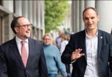 (Foto) Predsedniškega kandidata Logarja prišel podpret avstrijski zunanji minister