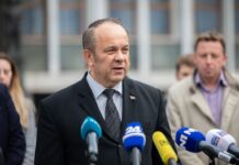 Napad na poslanca SDS Branka Grimsa: Policija razkrila fotografijo napadalca