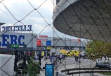 Pred nakupovalnim središčem v Ljubljani z avtom zapeljal med ljudi