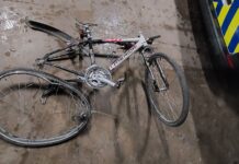 Zbil kolesarko in pobegnil. Prepoznate voznika BMW-ja?