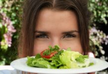 Ministrstvo Luke Mesca dvignilo ceno študentske prehrane! Bodo študentje lačni?