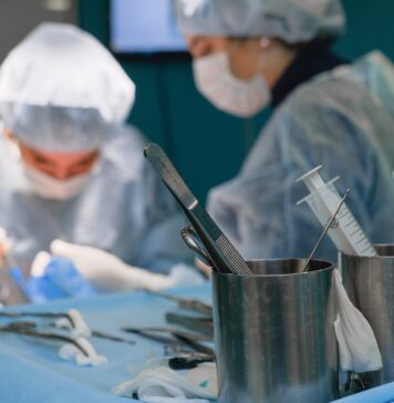 Zdravniška zbornica zahteva opravičilo predsednika vlade za nedostojne in žaljive izjave