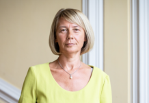 Alenka Jeraj: Je prav, da nekdo, ki ne govori slovensko in kritizira Slovenijo, pridobi državljanstvo z lažjimi pogoji?