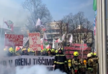 Gasilci stavkajo! Ministrica za javno upravo sredi govora zapustila prizorišče #video