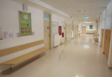 Ambulante za neopredeljene ne rešujejo problemov pacientov in pomanjkanja zdravnikov, MOL pa odpira nove in nagrajuje direktorico ZDL