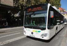 Nesreča na Slovenski cesti: Potnica hudo poškodovana ob speljevanju avtobusa