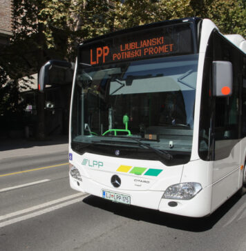 Požar na Litostrojski: Mestni avtobus v Ljubljani zgorel v celoti