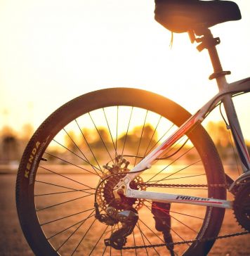 Odprla vrata ravno v trenutku, ko je mimo pripeljal kolesar