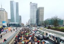 Na včerajšnjem podnebnem shodu prišlo do kaznivih dejanj, protestniki so ponovno blokirali promet. Lastnik bo podal kazenske ovadbe