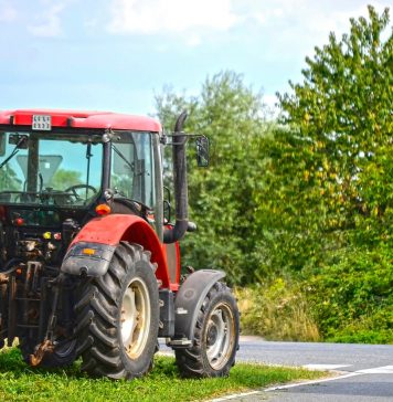 24-letnik s traktorjem sekal ovinek, vanj pa je trčil motorist, ki je na kraju nesreče umrl