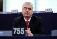 Evropska komisija se izmika odgovorom glede priprave poročila o stanju pravne države v Sloveniji