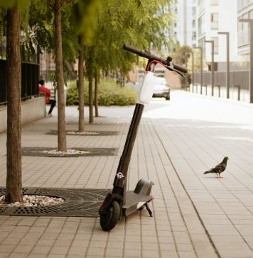 Ljubljana: Zjutraj se je hudo poškodoval voznik e-skiroja