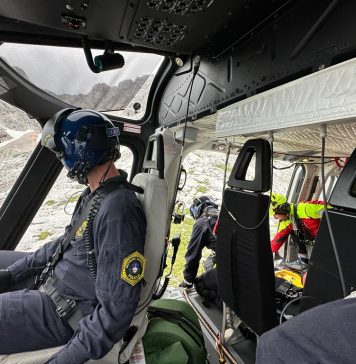 Čelno trčila motorist in kolesar, ki se bori za življenje