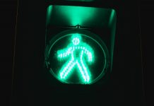 Po trku v peško je voznik brez ustavljanja odpeljal