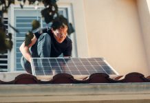 Med delom na strehi se je udrla kritina, oseba padla v notranjost 7 metrov globoko