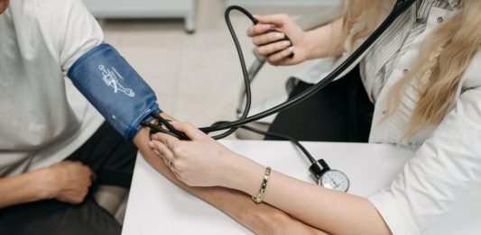 ZZZS zaostruje ukrepe: Odločbe vsem zavarovancem, ki imajo nad 10 evrov dolga