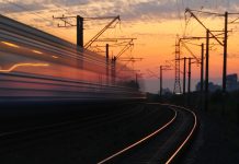 Vlak na območju Medvod trčil v mlajšega moškega