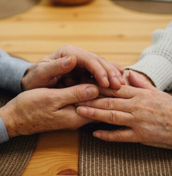 Vlada letos ne bo izplačala božičnice upokojencem! Upokojenci so ponižani in oropani